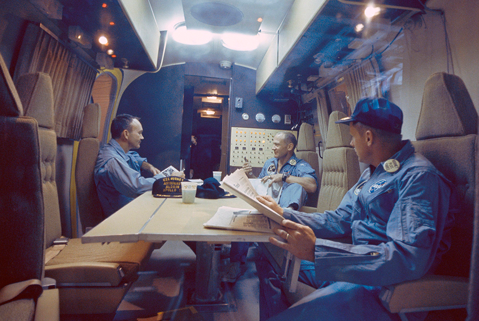 Астронавты Apollo 11 в мобильном карантинном фургоне авианосца Hornet типа Essex ВВС США. Снимок сделан 24 июля 1969 года. Подобные меры призваны обезопасить землян от заражения лунными организмами, которые могли быть принесены астронавтами на планету.
