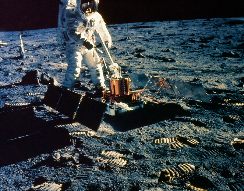 Олдрин размещает на поверхности Луны оборудование пакета пассивных сейсмических экспериментов PSEP (Passive Seismic Experiments Package).