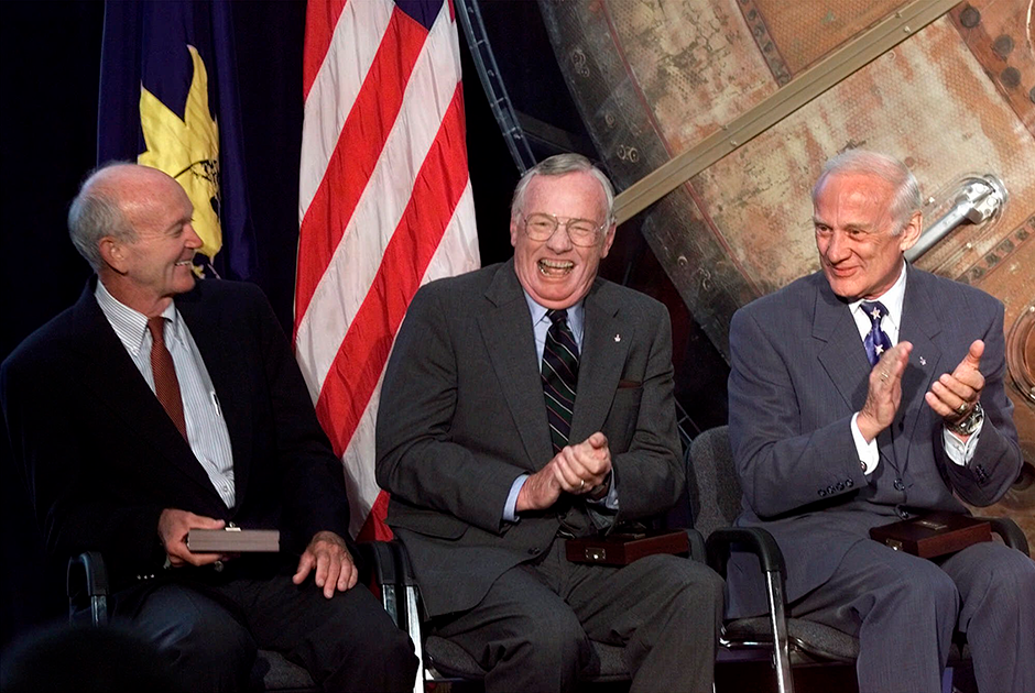 Коллинз, Армстронг и Олдрин (слева направо) в Национальном музее воздухоплавания и астронавтики (Вашингтон, округ Колумбия), где астронавтам в честь 30-летия высадки человека на Луну 45-й вице-президент США Альберт Гор вручил Золотую медаль Лэнгли, 20 июля 1999 года.