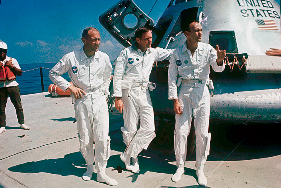 Пилот лунного модуля Базз Олдрин, командир экипажа Нил Армстронг и пилот командного модуля Майкл Коллинз у пилотируемого космического корабля Apollo 11.