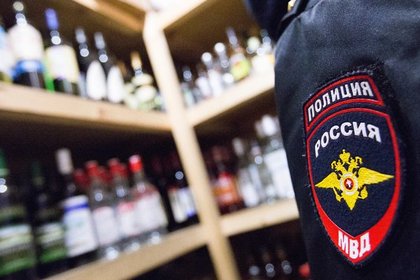 Россиянин случайно разбил купленные им бутылки со спиртным и отомстил магазину