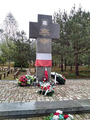 Памятник жертвам Волынской резни на кладбище сожженного бандеровцами польского села Островки. Волынская область, Украина