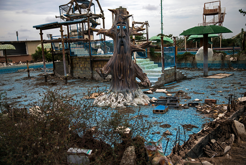 Маракайбо выглядит заброшенным и опустошенным, он напомнил фотографу города, разрушенные войной или стихийными бедствиями.