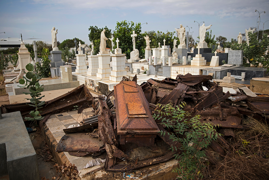 «Они начали грабить могилы восемь месяцев назад. Они забирают все, даже снимают золотые коронки у мертвецов», — признался Хосе Антонио Феррер, сторож кладбища Эль Квадрадо. На этом кладбище похоронены самые богатые жители города, поэтому его облюбовали мародеры.