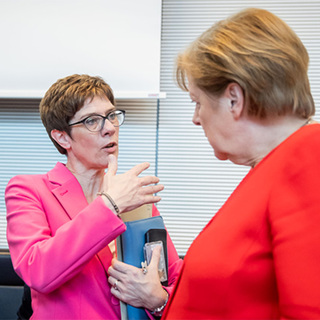 Аннегрет Крамп-Карренбауэр и Ангела Меркель