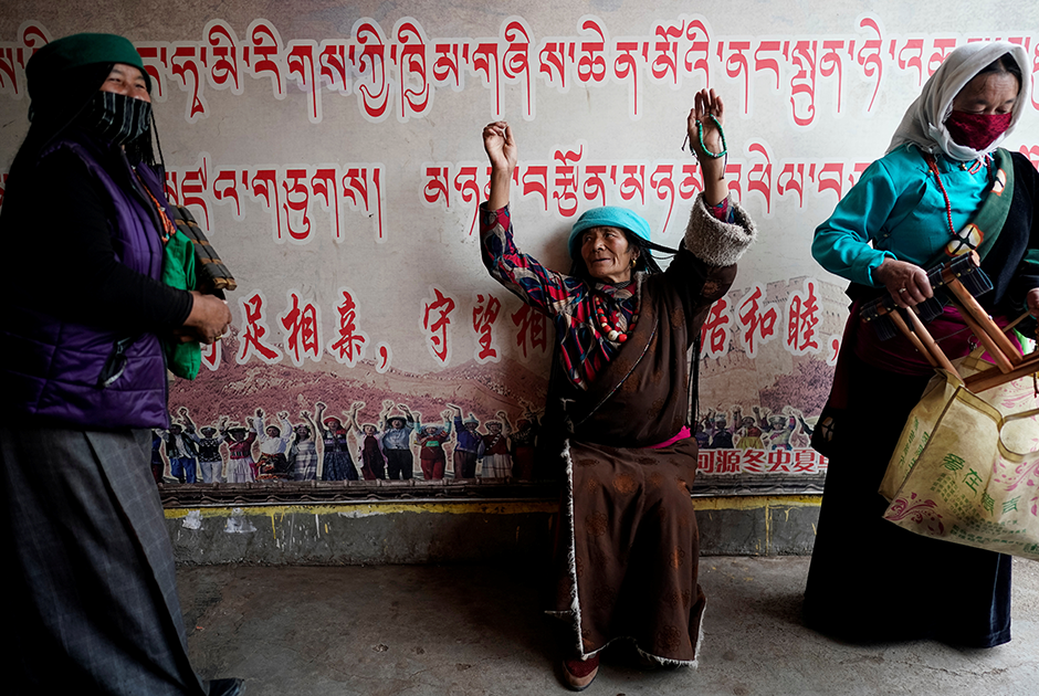Крестьяне стекаются в Хайнань-Тибетский автономный округ в надежде наняться в компанию, занимающуюся грибным бизнесом, но работы иногда приходится ждать долго. Эти женщины пришли на импровизированную биржу труда в надежде быть нанятыми на очистку грибов от земли.