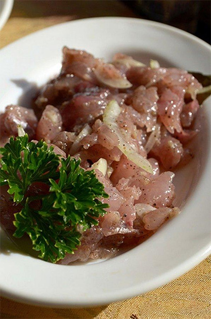 Сугудай — еще одно блюдо из свежей рыбы, распространенное на севере России. Приготавливается оно, как правило, из сига, муксуна, чира или леща. В ход также может пойти нельма, валек и семга. Как сделать сугудай? Очень просто! В его основе мясо рыбы (как филе, так и с костями), растительное масло, лук, соль, черный перец, уксус (или другая кислая основа). Также добавляются и другие специи, а еще тертое яблоко.
