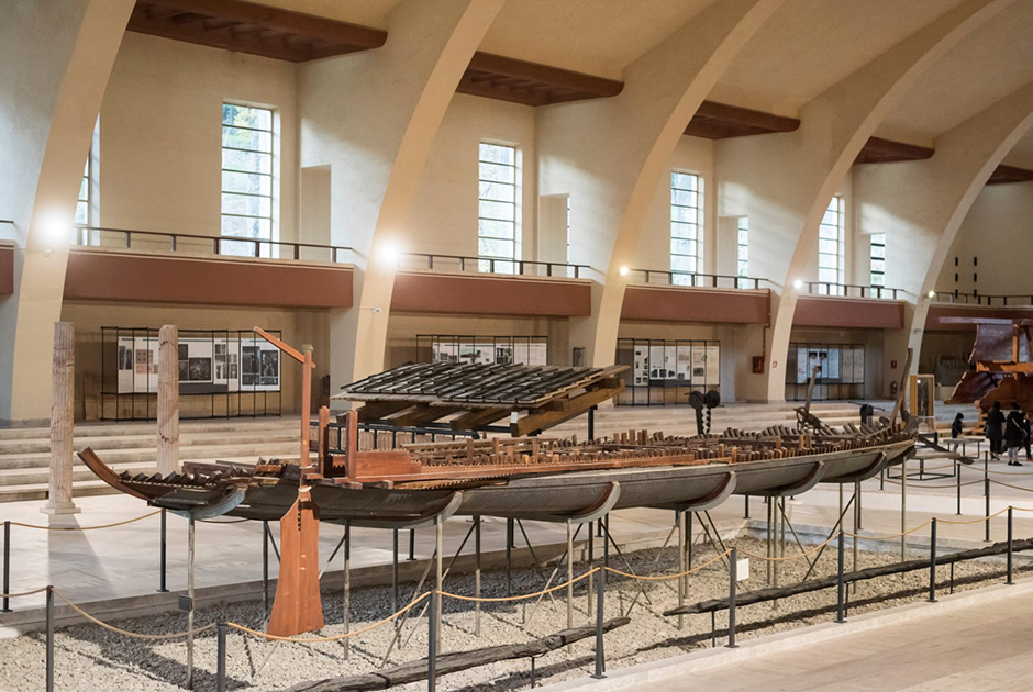 Модели галер Калигулы в масштабе 1:5 в музее кораблей озера Неми неподалеку от Рима. В музее также хранятся якори и детали корпусов кораблей.