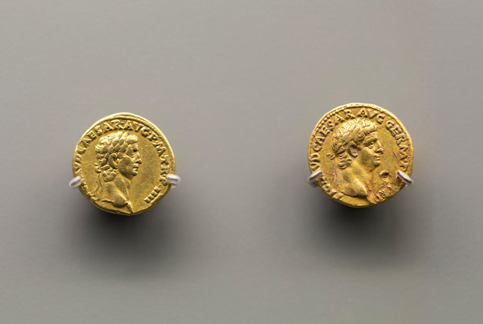 Золотые монеты с изображением Калигулы. Национальный музей Римского искуства в Мериде, Испания.