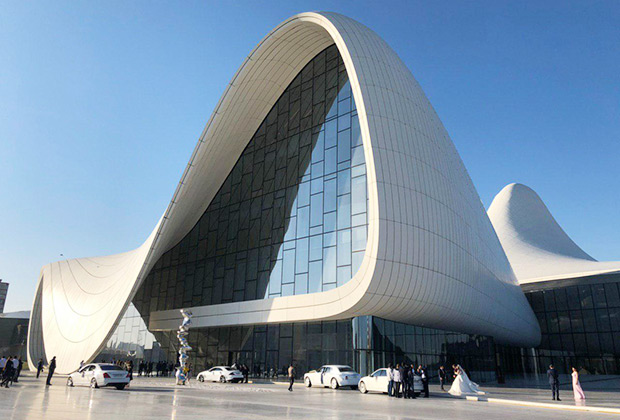 Культурный центр Гейдара Алиева — один из символов современного Баку и обязательная точка для фотографирования брачующихся. Кажется, что сюда съехались все белые Mercedes-Benz, Mercedes-Maybach и Rolls-Royce города. 