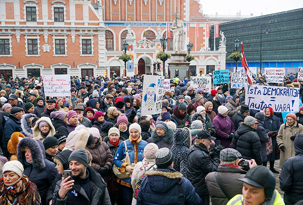 Участники митинга в поддержку мэра Риги Нила Ушакова