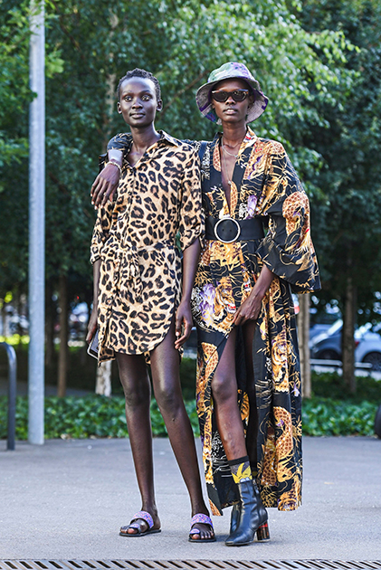 Гостью Недели (слева) никто не заподозрит в модном ныне грехе культурной апроприации: леопардовый принт и сандалии смотрятся на ней предельно органично.