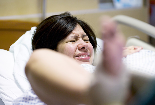 4K Беременная женщина, вступающая в роды, концентрируется на дыхании