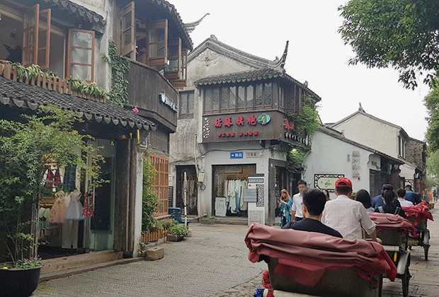 Туристов в Сучжоу катают велорикши