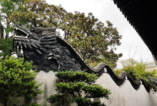 Фигура дракона в саду Юй-Юань