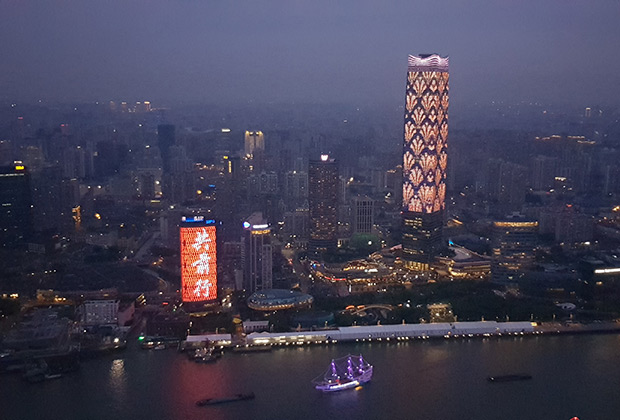 Вид на шанхайские небоскребы с телебашни «Восточная жемчужина»