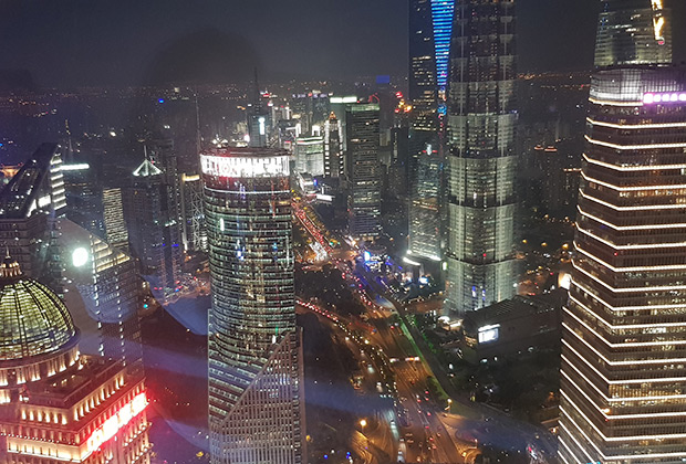 Вид на шанхайские небоскребы с телебашни «Восточная жемчужина»