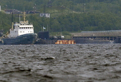 Спасательный буксир Северного флота (слева) и АПЛ «Оренбург», носитель АС-31 «Лошарик»