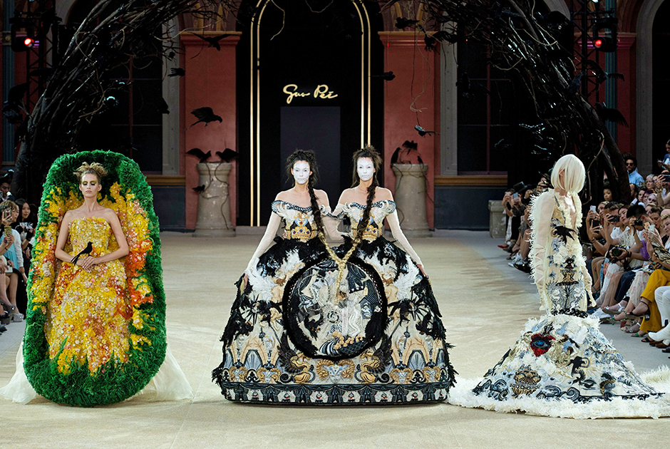 Дизайнерка Гуо Пей из Китая, известная своим «платьем-омлетом» 2015 года для певицы Рианны, превратила моделей в сиамских близнецов в платьях с фижмами (чем-то напоминающих «Актрису Маргариту» с полотна Пиросмани), а другую модель «уложила» в усыпанное цветами подобие ванны.
