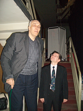 Алексей Свистунов возил баскетболиста Александра Сизоненко в Японию еще в 1990 году на шоу на японском телевидении «Суперлюди мира», тогда он был ростом около 240 см, умирая, имел рост 253 см