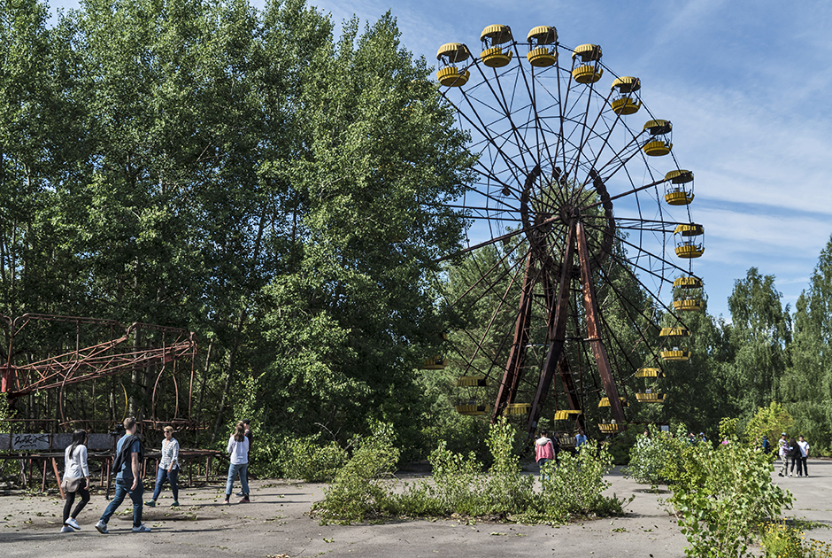 Предыдущий всплеск интереса к Чернобылю был спровоцирован выходом компьютерной игры «S.T.A.L.K.E.R.» в 2007 году. Тогда число легальных и нелегальных туристов в зоне отчуждения тоже резко возросло. А в 2009-м журнал Forbes официально присвоил Чернобыльской АЭС звание самого экзотичного в мире туристического места.