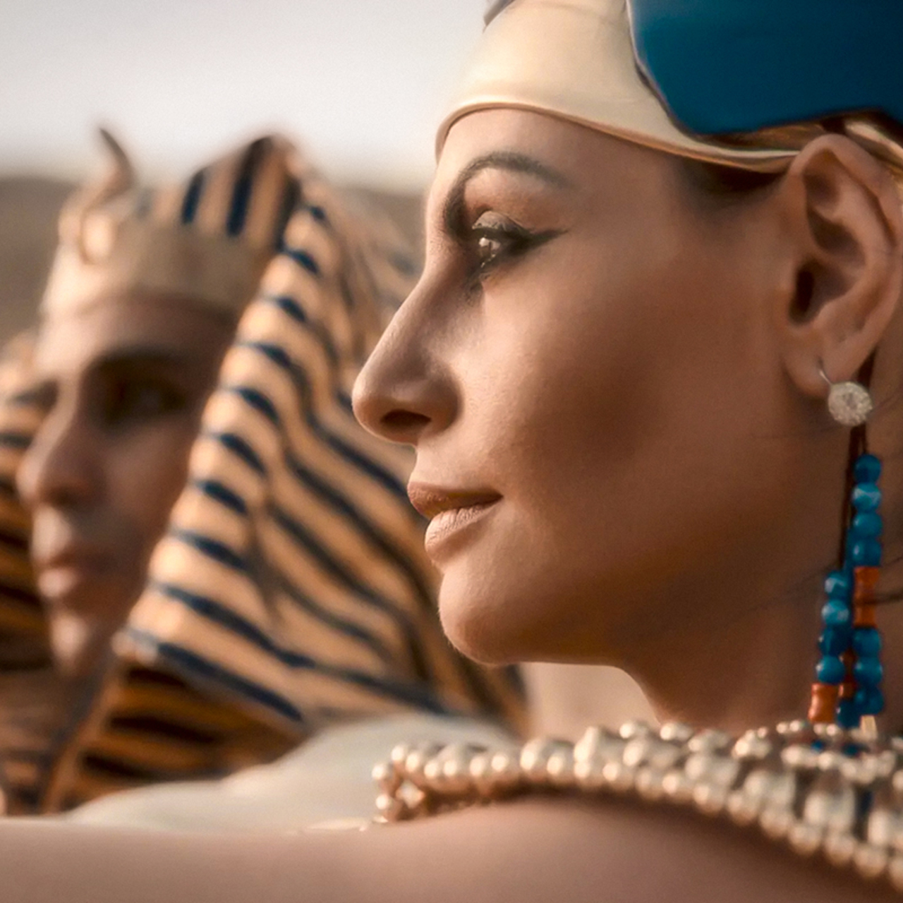 Песня песок и нефертити час. Нефертити царица Египта. Королева Египта Нефертити. Тутанхамон Нефертити Клеопатра.