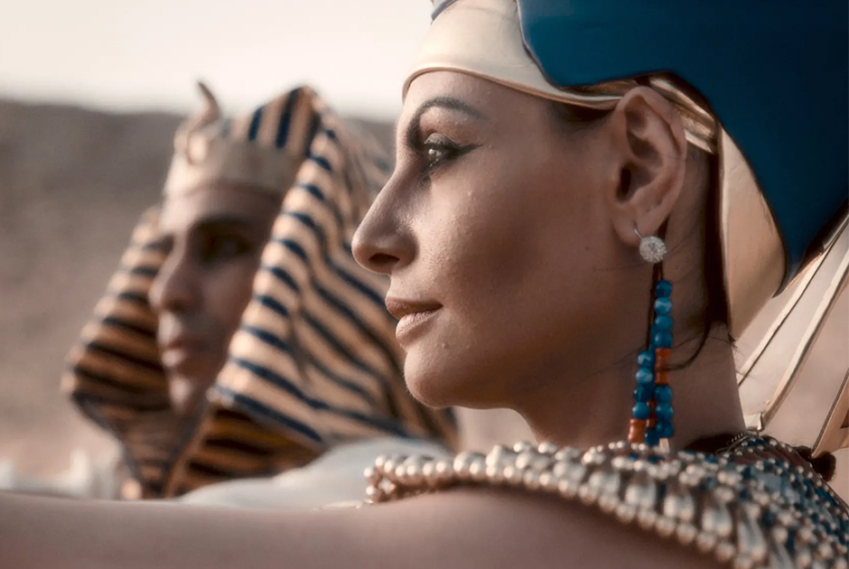 В кино Нефертити традиционно изображают властной и успешной правительницей при слабом и женственном Эхнатоне