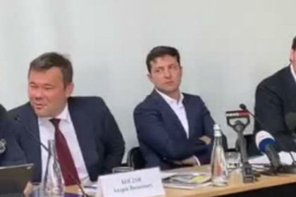 Зеленский озадачил пользователей сети странным поведением: Украина: Бывший СССР: Lenta.ru