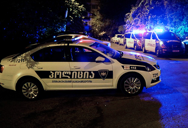 Машины полиции у здания телекомпании «Рустави 2»