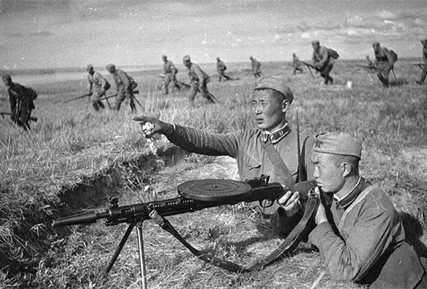 Монгольские солдаты на передовой во время боев на Халхин-Голе. 1939 год