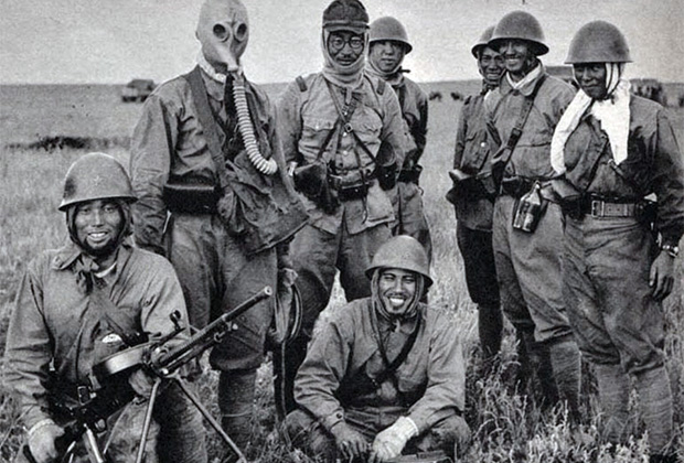 Японские солдаты на Халхин-Голе с трофейным пулемётом ДТ. Лето 1939 года