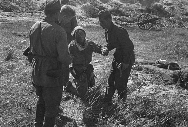 Советские воины берут в плен японского солдата-смертника. Август 1939 года