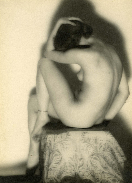 При всей манерности и выстроенности пикториалистских композиций Гринберг в своих этюдах обнаженного тела ухитрялся избегать искусственности, подчеркивая естественную, натуральную женственность.