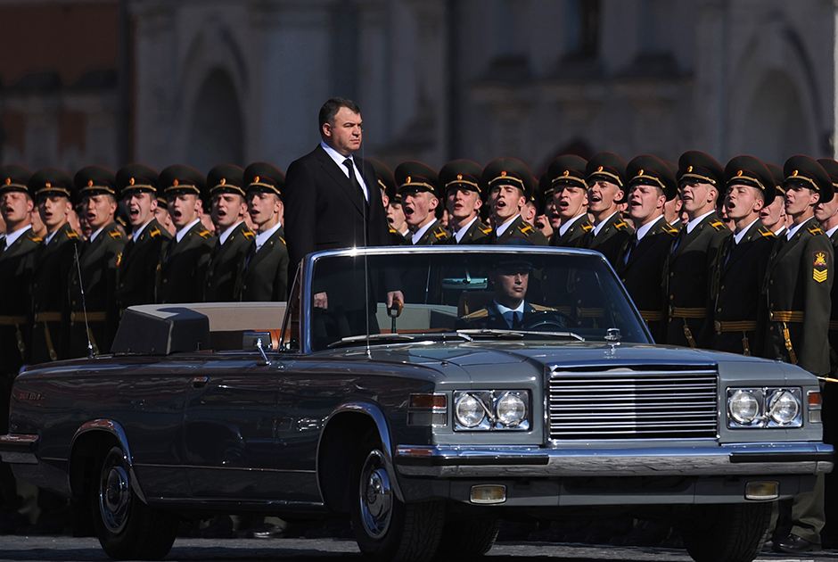 Первым министром обороны, принимавшим парад в черном костюме на сером автомобиле, стал Сергей Иванов. Анатолий Сердюков продолжил эту традицию. Прервали ее учащающиеся механические отказы на ЗИЛ-41044.