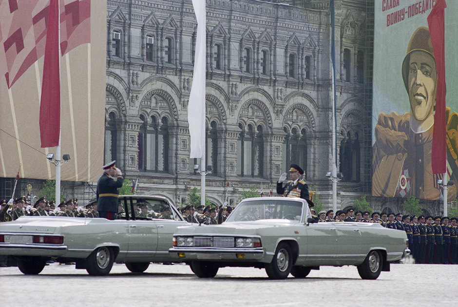 В 1995 году ГАЗ-14-05 «Чайка» единственный раз работали парадным автомобилем на Красной площади, так как ЗИЛ-41044 обслуживали парад техники на Кутузовском проспекте.