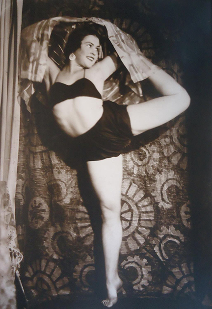 Многие из лучших снимков Гринберга сняты в сотрудничестве с танцовщицами студии Веры Майя — продолжательницы идей Айседоры Дункан на театральной сцене.