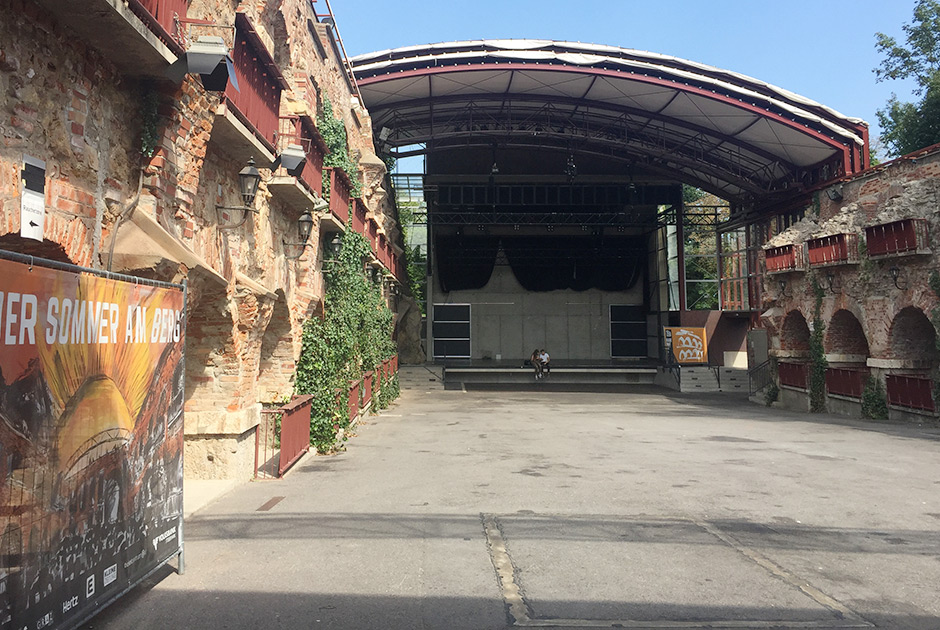 Остатки крепостных стен и бастионов Шлоссберга превращены в концертную площадку