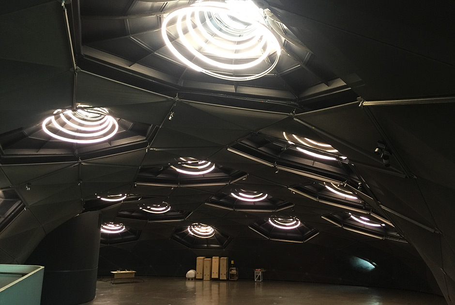 Светильники в залах Кунстхауса сами напоминают инсталляции