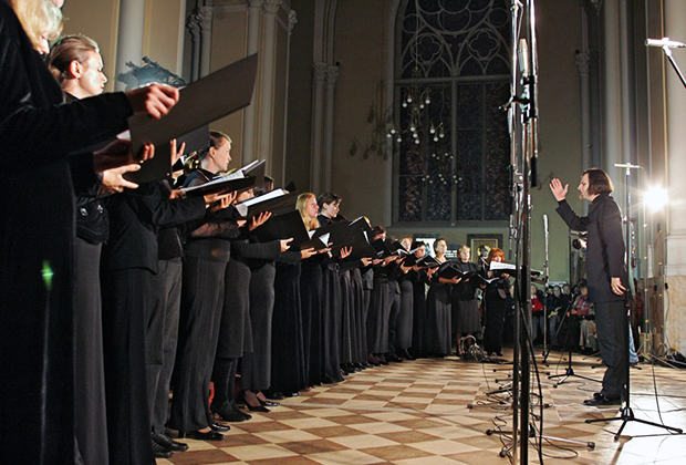 Дирижер Теодор Курентзис (справа) во время выступления на концерте в Кафедральном соборе Непорочного Зачатия Пресвятой Девы Марии