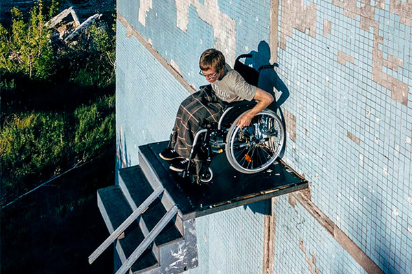 Мужик в инвалидном кресле