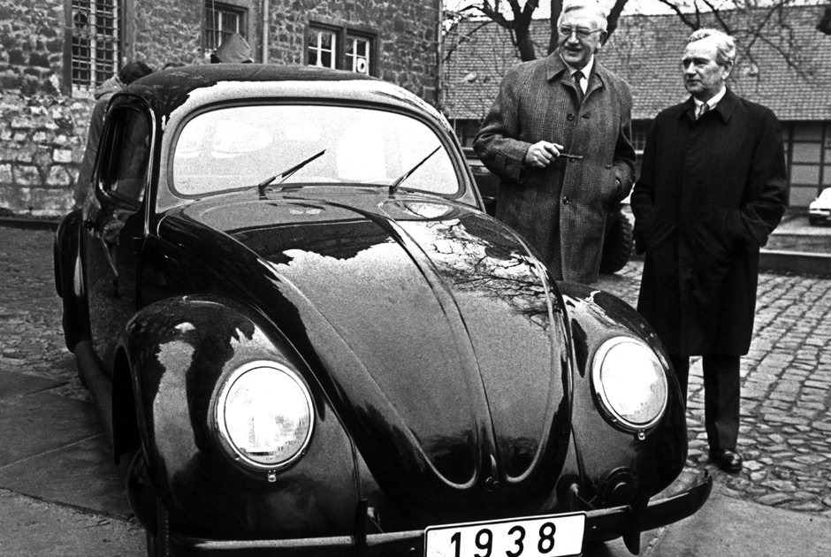 Для разработки автомобиля был приглашен известный австрийский конструктор Фердинанд Порше, который впоследствии основал собственную компанию. Первоначально машину решили назвать «Сила через радость» (Kraft durch Freude Wagen — пропагандистский нацистский лозунг) —  сокращенно KdF-Wagen. 

Гитлер был настолько заинтересован в разработке «народного автомобиля», что даже предлагал собственные наброски ее внешнего вида, хотя они имели мало общего с тем, каким автомобиль получился в итоге. В финальной версии двигатель мощностью 25 лошадиных сил находился сзади, и эта особенность сохранялась в «Жуке» до 1998 года. Первая модель могла развивать скорость до 100 километров в час. 