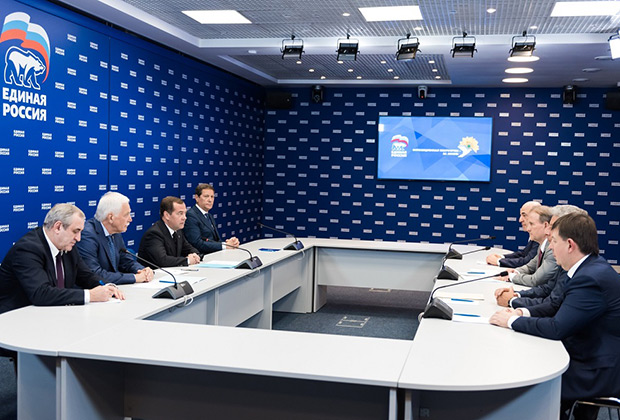 Лидеры партии «Оппозиционная платформа — За жизнь» на встрече с Дмитрием Медведевым и руководством «Единой России»