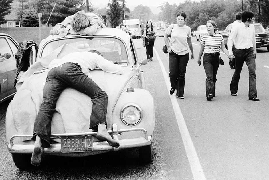 В 60-70-е «Жук» достиг пика своей популярности, совершив, казалось, невероятное: он перевоплотился из автомобиля, который ассоциировался с Гитлером, в один из главных символов движения хиппи, пропагандировавшего пацифизм и любовь. Маленькие немецкие машины можно увидеть на фотографиях с «Лета любви» 1967 года и легендарного музыкального фестиваля «Вудсток» в 1969-м. 

Такую их популярность у хиппи, в частности, связывают с бунтом против американского массмаркета. Авторы книги «Бунт на продажу: как контркультура создает новую культуру потребления» считают, что «Жук» был одним из способов выразить протест американским производителям автомобилей Ford, General Motors и Chrysler. 

Американский автопром активно критиковали за то, что он «предусматривал» для своих автомобилей «запланированное устаревание». Кроме того, производители слишком часто меняли внешний облик своих машин, вынуждая потребителей покупать новую каждые несколько лет, чтобы выглядеть современно. Между тем «Жук» на американском рынке продавался с очень простым рекламным призывом: «Хотите показать людям, что вы не винтик в механизме? Покупайте наш автомобиль!»
