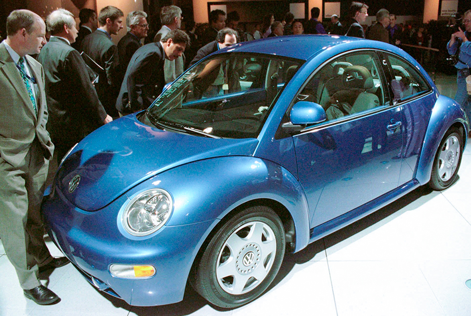 Volkswagen попытался вдохнуть новую жизнь в «Жука» в 1998 году, запустив второе поколение автомобилей. Модель вышла с самыми значительными изменениями с момента ее создания: были модифицированы формы «Жука», он получил базу от Volkswagen Golf, в результате чего двигатель «переехал» вперед. 

Машина стала более комфортной и современной, но — увы, «Жук» потерял свою индивидуальность. Модель имела весьма скромный успех у потребителей. Еще одной причиной стало то, что в новом исполнении автомобиль привлекал в основном покупательниц — а это ограничивало возможности продаж. 