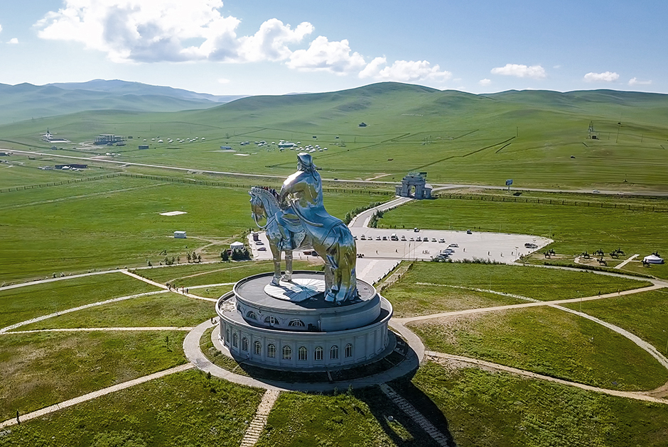 Чингисхан до сих пор остается главным героем всей Монголии. В честь него названы гостиницы, рестораны, модные бренды и даже пиво.