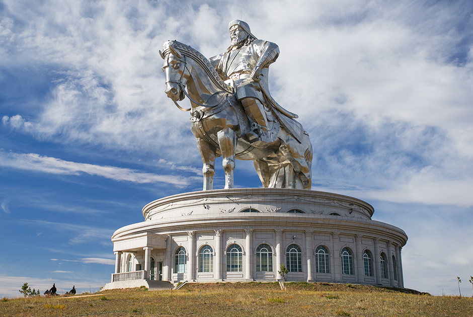 Памятник покрыт нержавеющей сталью, в его постаменте расположен музей, а внутри самой фигуры — лестница, ведущая на смотровую площадку на голове коня.