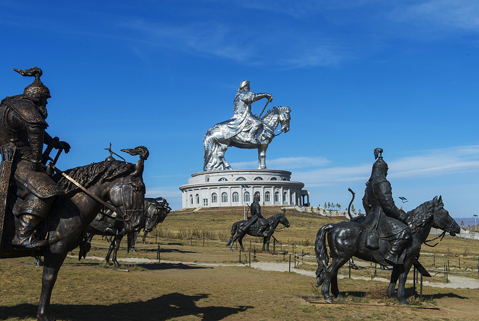 Самый большой памятник страны тоже посвящен великому хану. 42-метровая фигура правителя стоит на 12-метровом постаменте. Он находится в национальном парке «Монголия XIII века», расположенном в 35 километрах от населенного пункта Эрдэнэ.