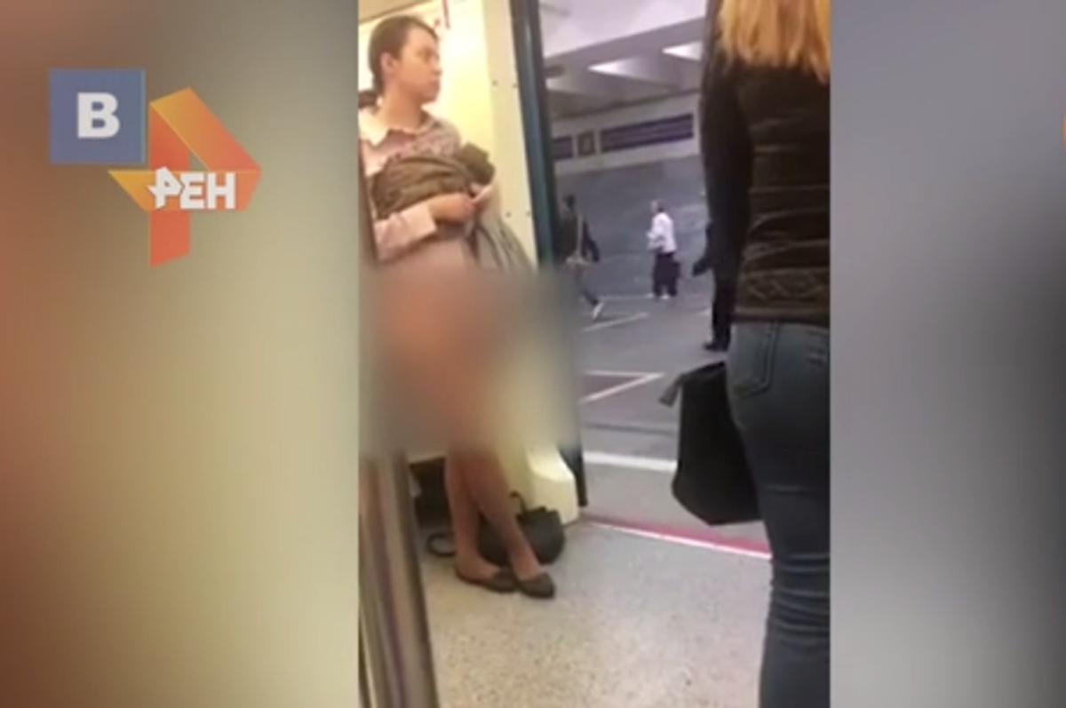 В москве под юбкой в метро