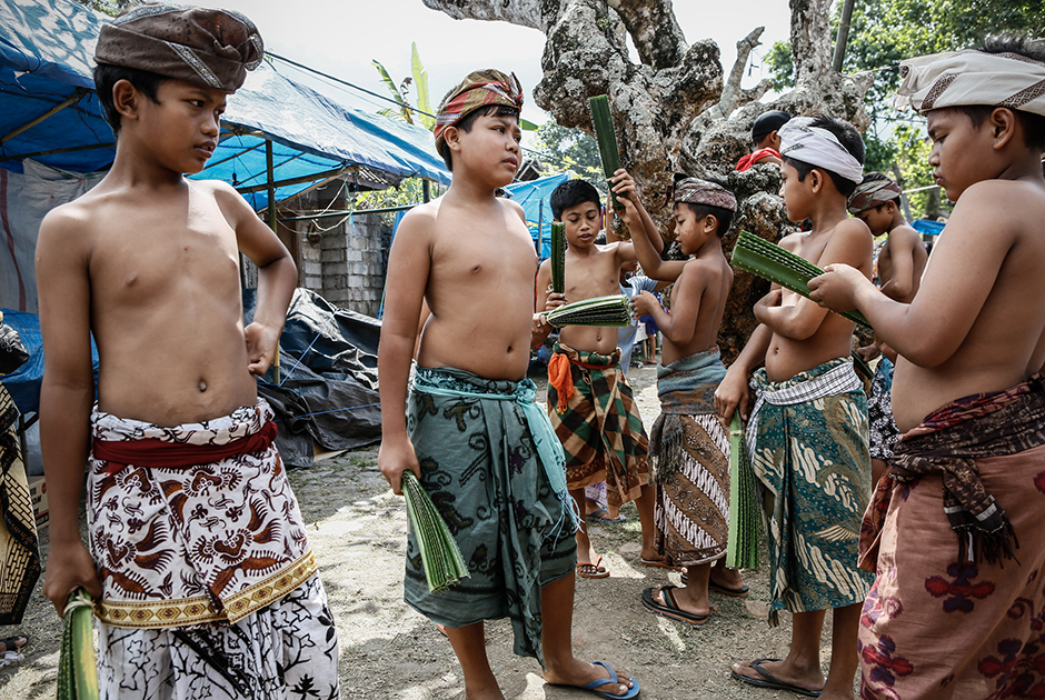 Индонезийские мальчики в саронгах на острове Бали, 2014 год