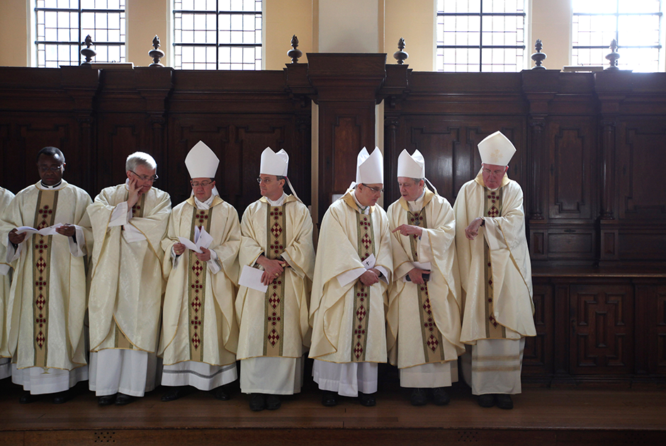 Священники в Вестминстерском соборе в Лондоне, 2012 год